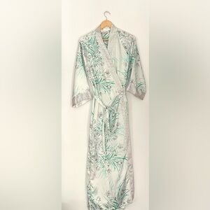 Oscar de la Renta Pink
Label Duster Robe Floral Satin Robe with Belt